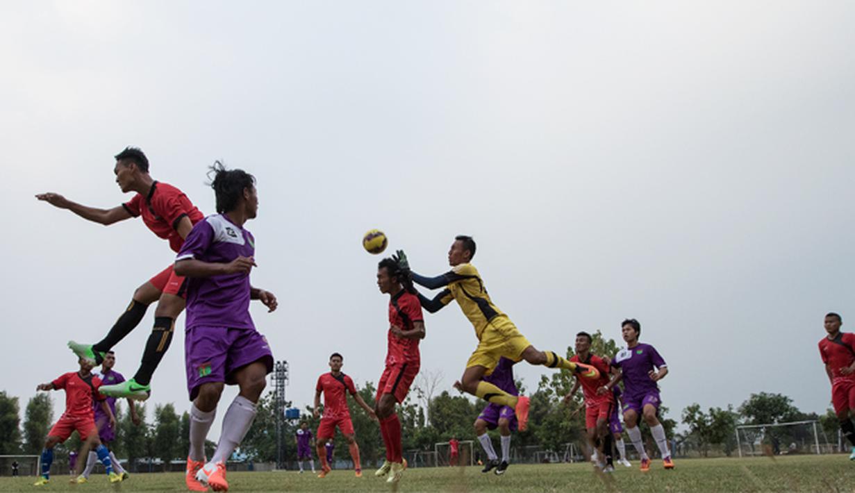 Sejumlah pemain Persita Tangerang melakukan duel udara dengan pemain PSAU di Lapangan Sutasoma, Jakarta, Jumat (21/8/2015). Ujicoba itu dilakukan Persita jelang Piala Presiden 2015. (Bola.com/Vitalis Yogi Trisna)
