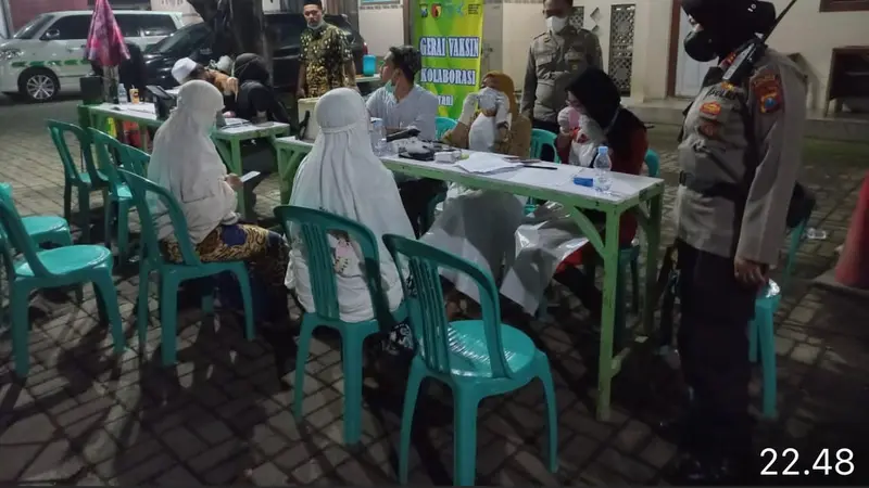 Vaksinasi booster malam hari di sejumlah masjid di Jatim. (Dian Kurniawan/Liputan6.com)