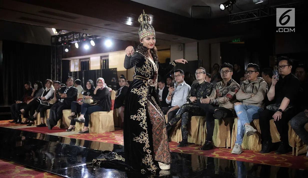 Finalis Jawa Barat, Mentari Novel menampilkan bakat dalam balutan busana tradisional dari daerahnya saat babak preliminary Miss Grand Indonesia 2018 di Jakarta, Senin (16/7). Sebanyak 30 finalis mencapai babak preliminary. (Liputan6.com/Faizal Fanani)