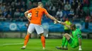 Bek Belanda, Matthijs De Ligt (kiri) membantu penjaga gawang Estonia, Sergei Lepmetz saat keduanya bertanding dalam kualifikasi Grup C Euro 2020, di Tallinn, Estonia, Senin (9/9/2019). Belanda mengalahkan Estonia dengan skor 4-0. (Raigo Pajula/AFP)