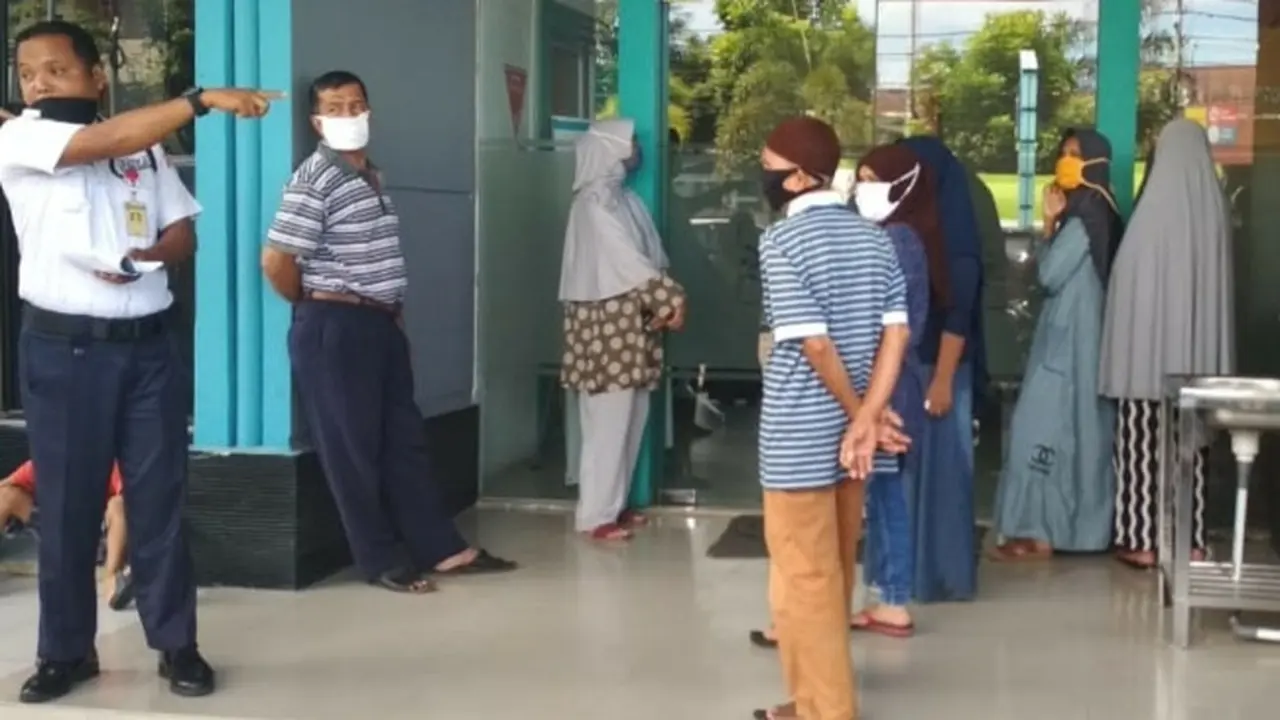 Warga Pekanbaru mendatangi kantor PLN karena tagihan listrik naik drastis.