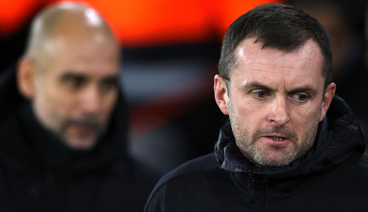 Pelatih kepala Southampton, Nathan Jones saat laga lanjutan Liga Inggris 2022/2023 melawan Manchester City di St Mary's Stadium, Southampton, 11 Januari 2023. Pengganti Ralph Hasenhuttl itu diberhentikan karena hanya mampu membawa timnya memenangi satu pertandingan Liga Premier Inggris sejak ditunjuk melatih The Saint. (AFP/Adrian Dennis)