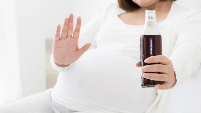 Konsumsi Minuman Bersoda Saat Hamil, Apa Bahayanya? (Narong Jongsiriku/Shutterstock)
