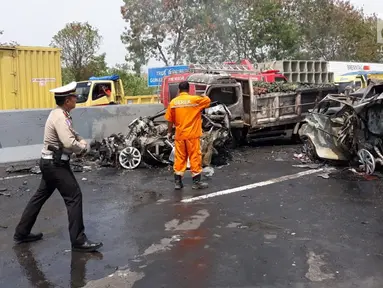 Polisi mengamankan lokasi kecelakaan maut di ruas Tol Cipularang Kilometer 92, Purwakarta, Jawa Barat, Senin (2/9/2019). Kecelakaan maut Cipularang menewaskan tujuh orang dan delapan lainnya luka-luka. (Liputan6.com/HO/Humas Polda)