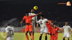 Permainan bola-bola atas seringkali diperlihatkan para pemain Persija saat berlaga melawan PDRM FA Malaysia pada Minggu (29/12/13) (Liputan6.com/ Helmi Fithriansyah)