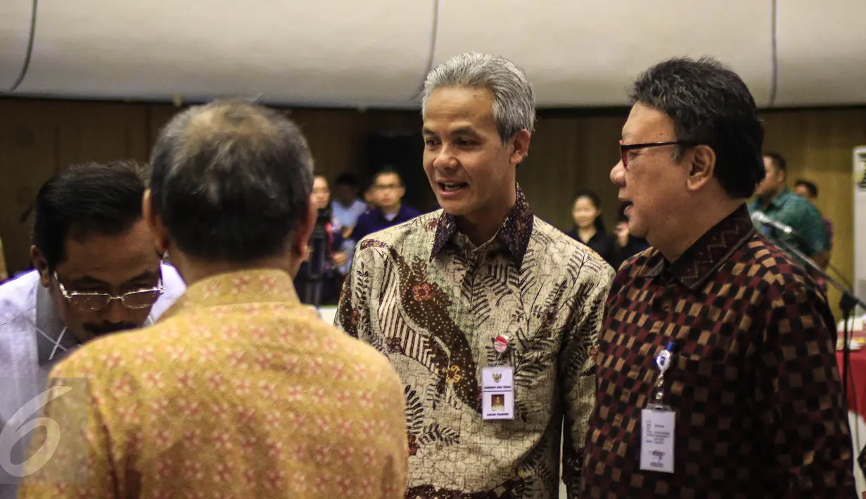 Gubernur Jawa Tengah Ganjar Pranowo hadir dalam rakornas dan dialog terbuka bersama gubernur se-Indonesia di Jakarta, Kamis (24/11). Rakornas ini membahas kerawanan jelang Pilkada Serentak 2017 dan penguatan Tim Saber Pungli. (Liputan6.com/Faizal Fanani)