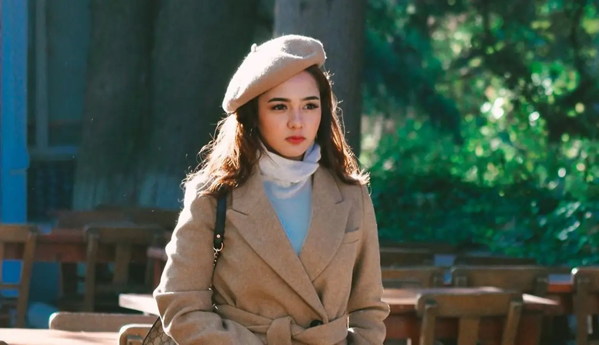 Seleb kelahiran 15 Desember 2000 ini sukses mencuri perhatian lewat kemampuan aktingnya yang mumpuni.Dianda Sabrina mengawali kariernya sebagai seorang model remaja dan mulai dikenal berkat debut perdananya di sinetron Mahkluk Manis Dalam Bis.(Liputan6.com/IG/@sabrindh).