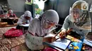 Murid kelas IV SD Muhammadiyah 37 belajar di teras rumah seorang guru di kawasan Pondok Cabe Udik, Tangerang Selatan, Banten, Senin (10/8/2020). Kegiatan belajar mengajar (KBM) tatap muka ini dilakukan karena murid kesulitan menguasai materi pelajaran saat belajar online. (merdeka.com/Arie Basuki)