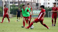 Timnas Vietnam U-19 beruji coba melawan Guangzhou Evergrande B di China jelang Piala AFF U-19 2018. (Bola.com/Dok. AFF)