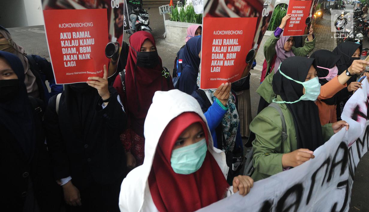 Mahasiswa yang tergabung dalam KAMMI Bogor melakukan aksi menolak harga kenaikan BBM di Jalan Ir. H.Djuanda, Bogor (29/03). Selain itu mereka juga menuntut pemerintah menjamin ketersedian BB subsidi bagi masyarakat. (Merdeka.com/Arie Basuki)