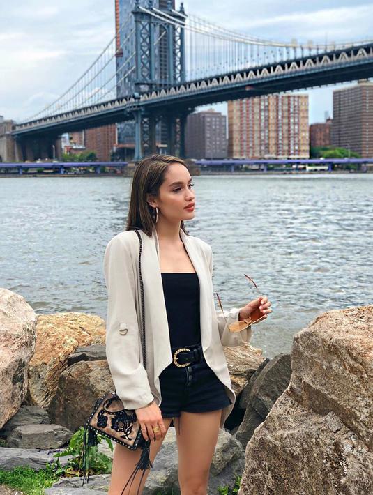 Sebagai model, Cinta Laura kerap kali mengunggah hasil pemotretannya ke Instagram. Aktris berdarah Jerman ini sangat percaya diri memamerkan bentuk tubuhnya yang langsing dan seksi. (Liputan6.com/IG/claurakiehl)