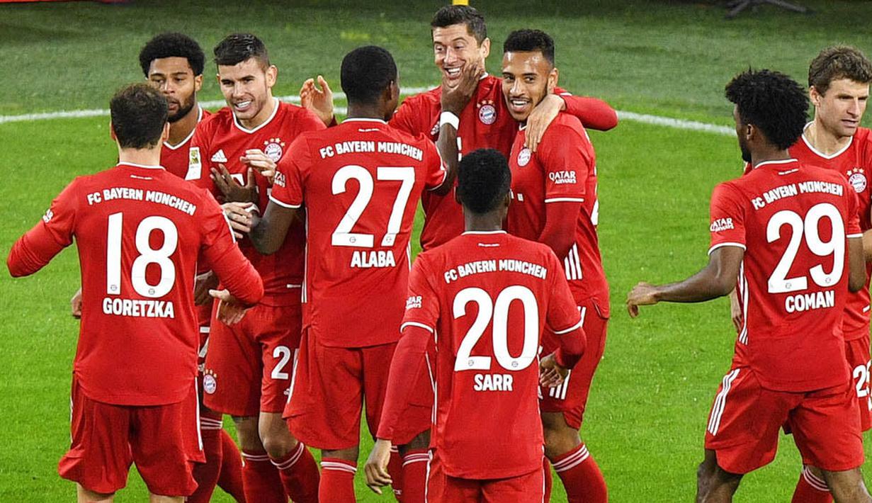 Pemain Borussia Dortmund, Thomas Meunier, terduduk lesu di lapangan usai ditaklukkan Bayern Munchen pada laga Bundesliga di Stadion Signal Iduna Park, Sabtu (7/11/2020). Bayern menang dengan skor 3-2. (AP Photo/Martin Meissner, Pool)