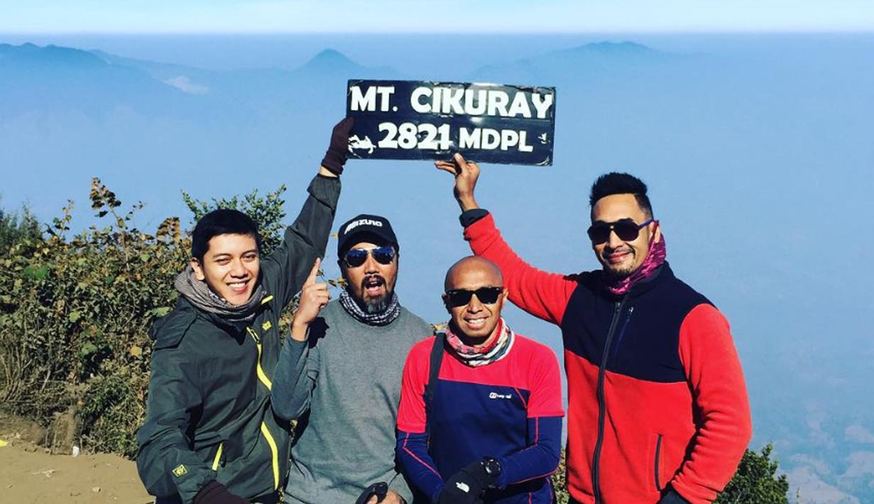 Restu Sinaga bersama kawan di Puncak Gunung Cikuray. (Instagram/ restusinaga)