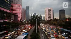 Kendaraan terjebak kemacetan di ruas jalan Jenderal Sudirman, Jakarta, Rabu (25/11/2020). Kemacetan jalanan Ibu Kota usai hujan mengguyur adalah pemandangan yang biasa. Namun di masa pembatasan sosial berskala besar (PSBB) transisi, pemandangan ini kembali muncul. (Liputan6.com/Faizal Fanani)