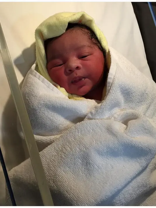 "…titipan Allah yang sungguh luar biasa ,alhamdulillah prosesnya lebih cepat dari adam apapun itu terbayar semua waktu liat si chubby ,si endut yang bikin mami sempet nyerah pas ngeden 😂nyangkut dipipi ya nak?" tulis shireensungkar. (dok. Instagram)