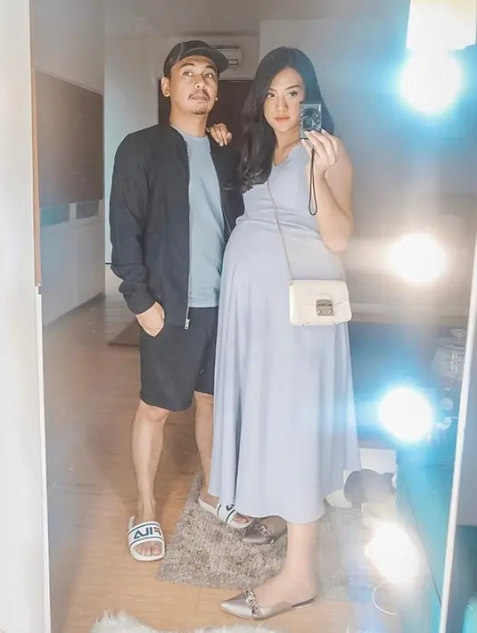 Tak hanya saat prosesi foto. Keduanya memang nampak romantis dalam kegiatan sehari-hari sekalipun. Ini gayanya saat sedang ingin bersantai pergi jalan-jalan. Tetap menggunakan warna pakaian yang senada, keduanya nampak romantis bukan? (Liputan6.com/IG/@raditya_dika)