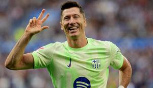 Penyerang Barcelona, Robert Lewandowski melakukan selebrasi setelah mencetak gol ketiganya pada pertandingan sepak bola Liga Spanyol melawan Deportivo Alaves di stadion Mendizorroza, Vitoria, Minggu 6 Oktober 2024. (Cesar Manso/AFP)