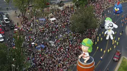 Parade balon kartun meramaikan jalanan kota Santiago di Chile, (13/12). Kegiatan ini untuk menyambut Natal yang akan jatuh sebentar lagi. (REUTERS/Pablo Sanhueza)
