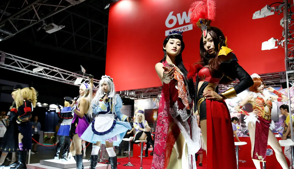 Sejumlah model mengenakan kostum karakter video game untuk mempromosikan produk di Tokyo Game Show 2016, Tokyo, Jepang, (15/9). Sejak diadakan tahun 1996, Tokyo Game Show berkembang menjadi salah satu Game Show terbesar di dunia. (REUTERS/Kim Kyung-Hoon)