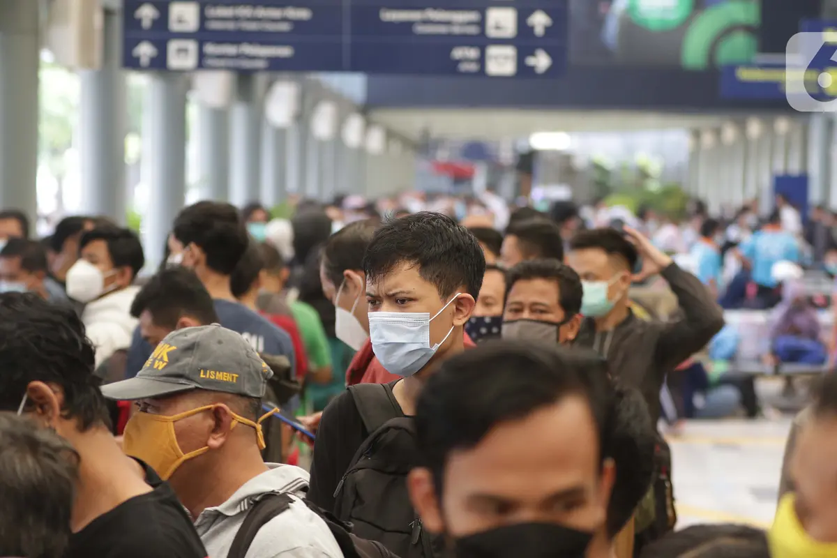 Hiruk Pikuk Stasiun Pasar Senen Jelang Pelarangan Mudik Lebaran 2021