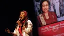 Penyanyi Tri Utami saat tampil membuka peringatan Hari Perempuan Internasional di Teater Kecil Taman Ismail Marzuki, Jakarta, Minggu (8/3/2015). Presiden RI Ke-5, Megawati Soekarnoputri akan memberikan pidato budayanya. (Liputan6.com/Helmi Fithriansyah)