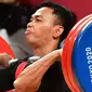 Eko Yuli Irawan berlomba di cabang olahraga angkat besi 61kg putra Olimpiade Tokyo 2020 di Tokyo International Forum, Tokyo, Minggu (25/7/2021). (Foto: AFP/Vincenzo Pinto)