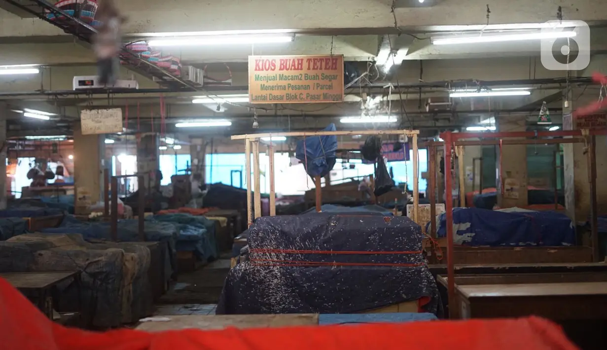 Suasana Pasar Minggu yang tutup dan sepi dari aktivitas jual beli di Jakarta Selatan, Minggu (21/6/2020). Penutupan dilakukan menyusul ditemukannya tiga pedagang yang terkonfirmasi positif Covid-19 setelah dilakukan uji usap oleh puskesmas kecamatan beberapa pekan lalu. (Liputan6.com/Immanuel Antoni