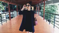 Selalu mendapatkan peran protagonis dengan penampilan sederhana, ternyata ia kerap tampil dengan fashion hits dan kekinian banget. (Liputan6.com/IG/@febbyrastanty)