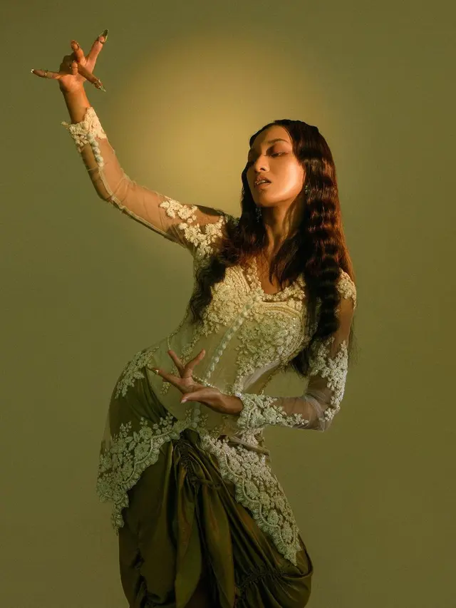 6 Pesona Eksotis dan Misterius Asmara Abigail dalam Balutan Kebaya