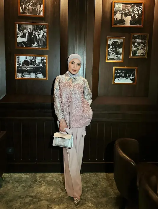 Gaya OOTD Nindy Ayunda dengan busana muslim dan hijabnya ini juga bisa dijadikan inspirasi. Terlebih, ia juga kerap tampil dengan busana semi formal berwarna pastel. (Liputan6.com/IG/@nindyayunda)