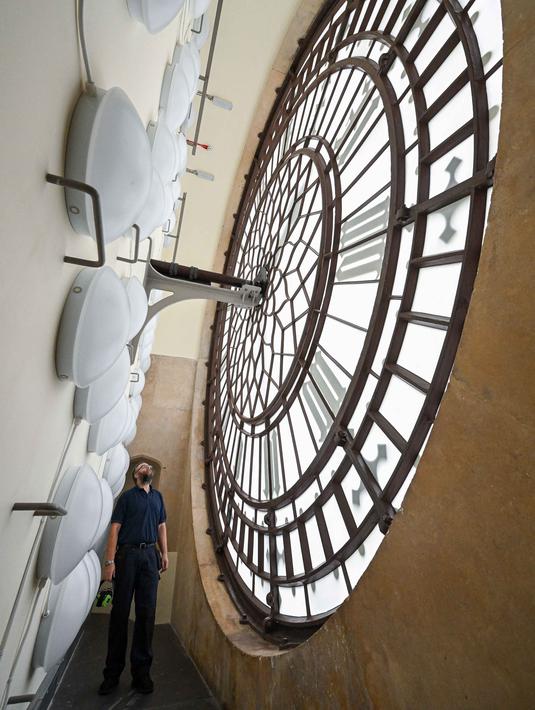 Sementara, di balik empat pelat jam raksasa terdapat ruang mekanisme jam, tempat roda gigi dan mesin pengatur waktu bekerja dengan presisi tinggi. (Justin TALLIS/AFP)