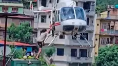 Helikopter mengevakuasi korban evakuasi  selamat setelah banjir bandang di sepanjang Sungai Trishuli di distrik Nuwakot, Nepal, Rabu, 26 Agustus 2026. (AFP/ Nepalese Army)