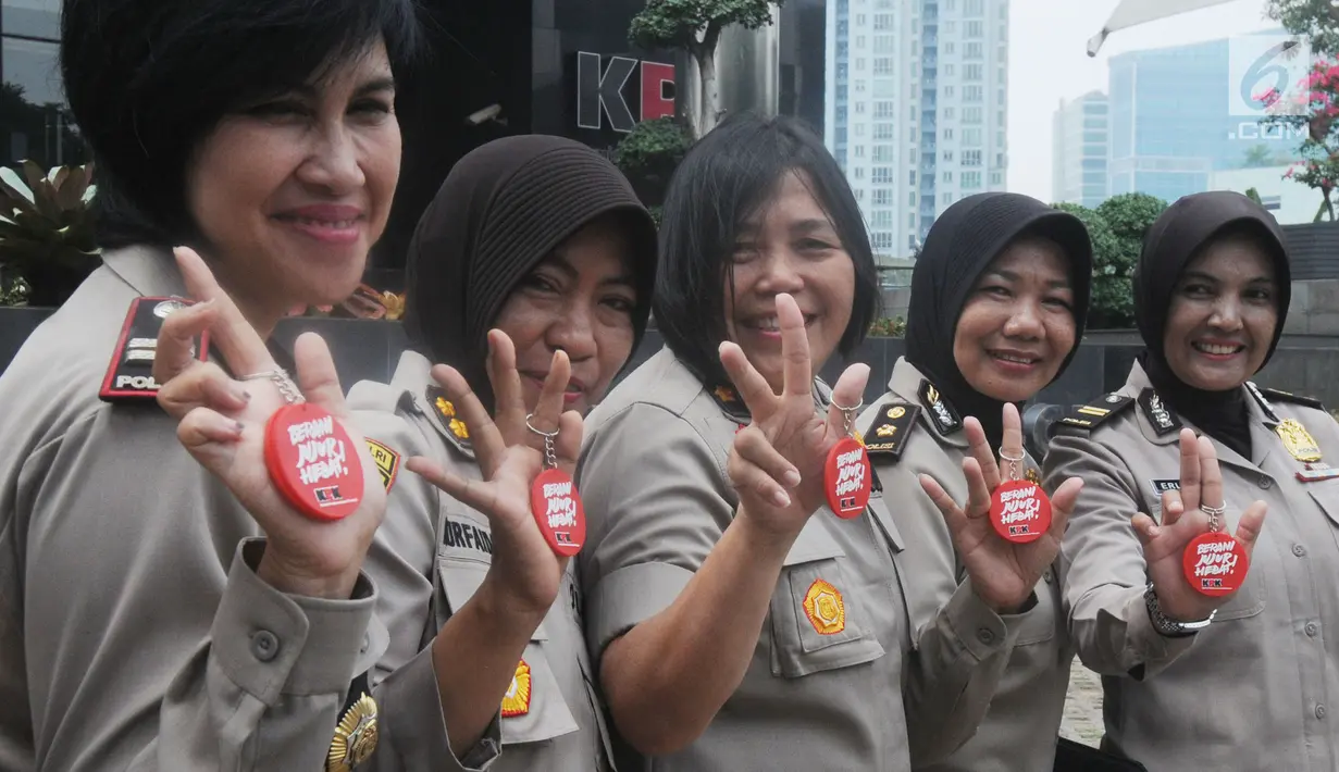 Sejumlah polisi wanita (polwan) menunjukkan pin antikorupsi di depan Gedung KPK, Jakarta, Kamis (29/8/2019). Jelang HUT ke-71 Polwan RI, sejumlah polisi wanita menggelar pertemuan dengan Wakil Ketua KPK Irjen Pol (Purn) Basaria Panjaitan. (Merdeka.com/Dwi Narwoko)