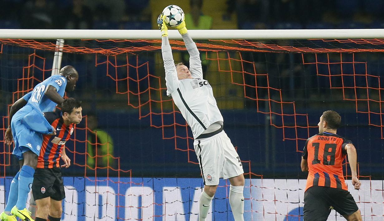 Kiper Shakhtar Donetsk, Andriy Pyatov, menangkap bola saat pertandingan melawan Napoli pada laga Liga Champions di Stadion Metalist, Ukraina, Kamis (14/9/2017). Shakhtar Donetsk menang 2-1 atas Napoli. (AP/Efrem Lukatsky)
