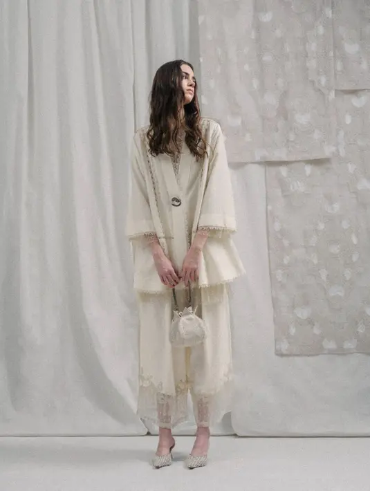 Rangkaian warna pada Ramadan kali ini, juga kembali menampilkan warna signature dari SAPTO DJOJOKARTIKO yaitu warna pastel seperti Chai (Coklat Muted), Malaga (Hijau), Pampas (Ungu Muda). Kombinasi warna ini menciptakan perasaan yang relaks dan penuh ketenangan, menjadikan koleksi ini pilihan yang nyaman dan sempurna untuk bulan suci Ramadan. [Sapto Djojokartiko]