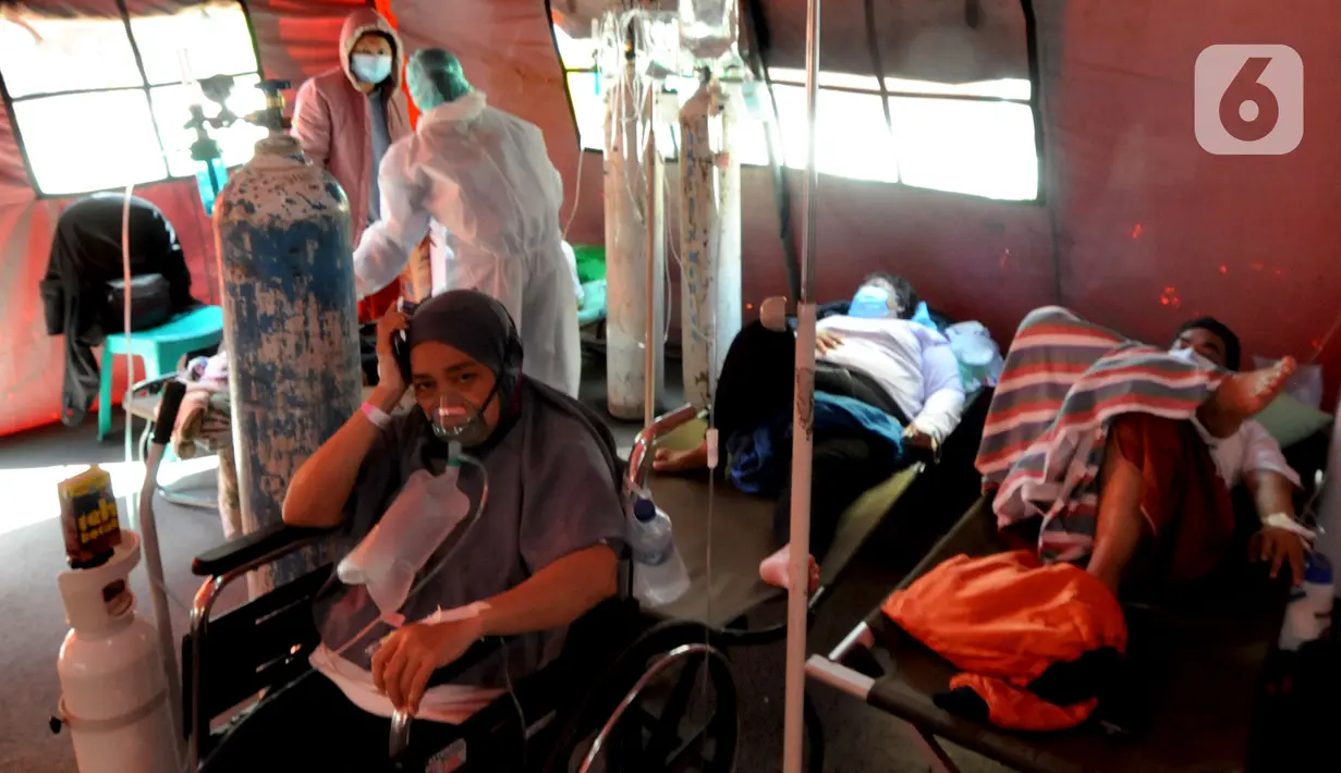 Pasien COVID-19 menjalani perawatan di dalam tenda darurat di RSUD Kota Bekasi, Jawa Barat, Jumat (25/06/2021). Puluhan pasien covid-19 saat ini dirawat dalam tenda darurat karena keterisian tempat tidur yang penuh akibat lonjakan kasus. (merdeka.com/Arie Basuki)