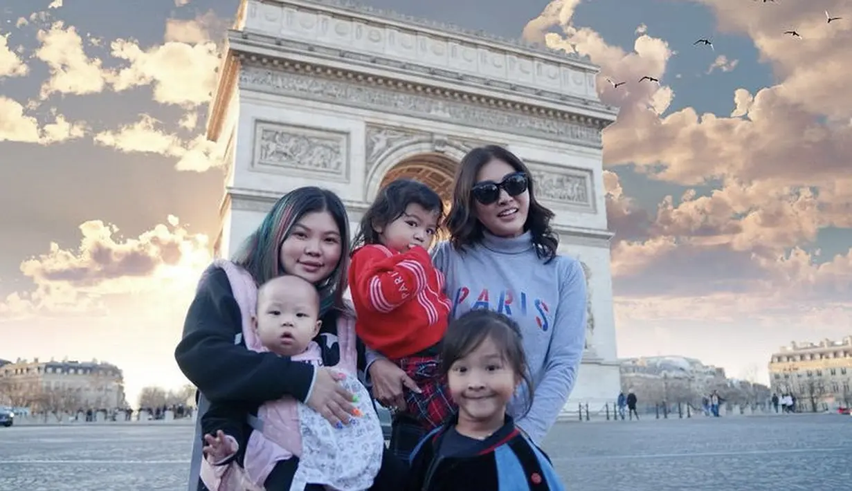 Sarwendah tak sendiri, ia mengajak kedua putrinya, Thalia dan Thania Onsu. Dalam potret tersebut, Sarwendah mengenakan sweater turtleneck bertuliskan Paris. Lengkap dengan aksesori sunglassnya. @sarwendah29