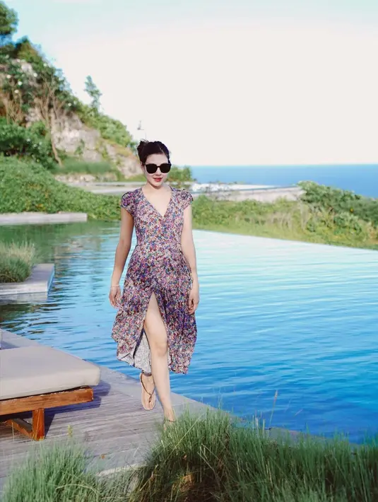 Pemain sinetron 7 Manusia Harimau ini beberapa kali terlihat menawan saat mengenakan simple dress. Ketika berlibur, ia terlihat mengenakan simple dress yang memiliki belahan di bagian bawah. Kesan santai tampak jelas dari gaya busananya. (Liputan6.com/IG/@syahnazs)