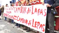Mahasiswa yang mengatasnamakan Kesatuan Aksi Mahasiswa Muslim Indonesia (KAMMI) Aceh menolak penerapan hukum cambuk. Foto: (Windy Phagta/Liputan6.com0