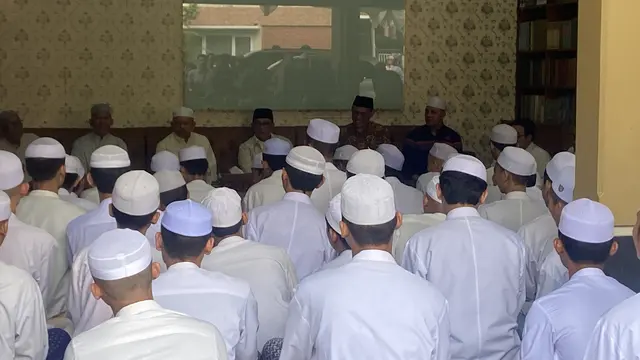 Calon Gubernur nomor urut 1, Ridwan Kamil (RK) saat bersilaturahmi ke Pondok Pesantren Darul Islah di Kalibata, Jakarta Selatan, Rabu (2/10/2024).