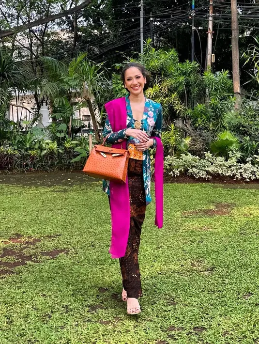 BCL selalu tampil memesona dengan kebaya motif bunga. Salah satu penampilannya yang terkenal adalah saat mengenakan sanggul klasik dengan tusuk konde yang elegan. Dipadukan dengan kebaya kutu baru motif bunga dan selendang fuschia, penampilan BCL selalu mencuri perhatian dalam setiap acara. [@itsmebcl].
