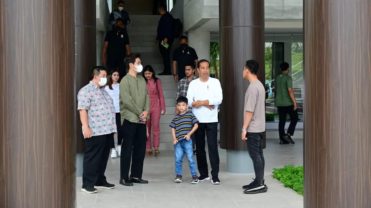 Presiden Joko Widodo atau Jokowi mengunjungi Solo Technopark (STP) di Kota Surakarta, Provinsi Jawa Tengah, Senin (23/1/2023).