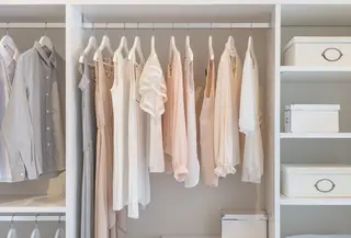 Ilustrasi lemari pakaian. (c) khongkitwiriyachan/Depositphotos.com