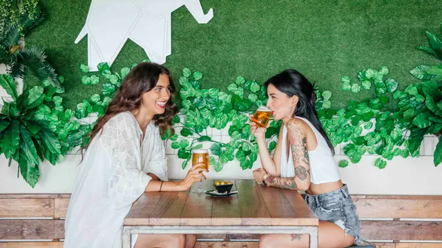 Menyisihkan waktu untuk mendengarkan cerita sahabat