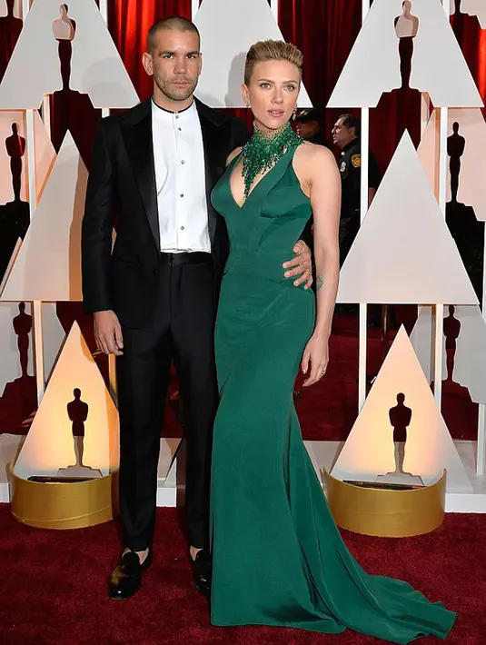 Namun selang satu hari kabar ini seakan dibantah ketika keduanya terlihat haddir bersama di sebuah acara pameran seni. Meskipun saat itu Scarjo juga tidak memakai cincin tersebut. (doc.dailymail.com)