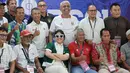 Para pengurus PSSI berfoto bersama dengan sejumlah mantan pemain dalam perayaan ulang tahun PSSI yang ke-69 di Stadion Gelora Delta, Sidoarjo, Jawa Timur, Minggu (19/04/2026). (Bola.com/M Iqbal Ichsan)