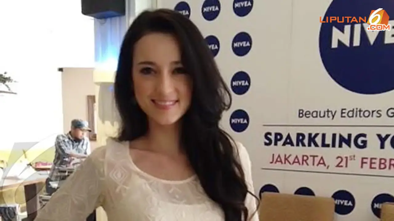 julie-estelle-2-140224b.jpg