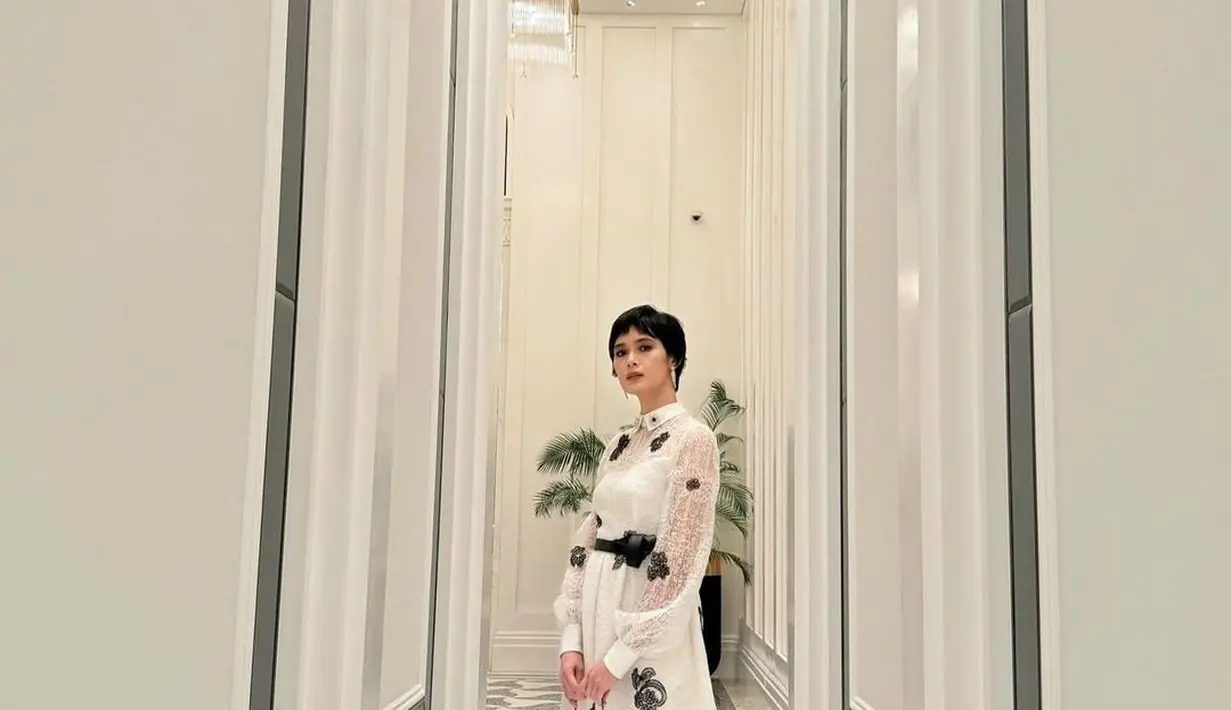 Di potret Renata Kusmanto kembali tampil cantik kenakan mini lace dress putih dan bordir hitam. Outfitnya dilengkapi dengan heels putih dan tas mini hitam [@renata711]