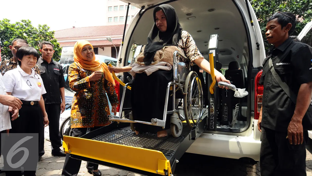20151228-Mensos-Serahkan-Bantuan-pada-Penyandang-Disabilitas-HEL