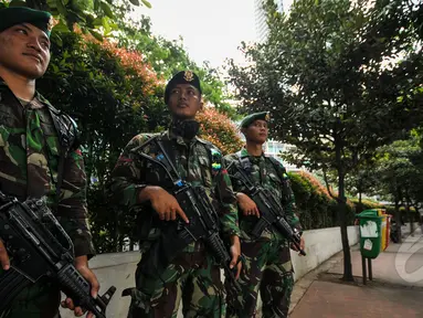 Sejumlah prajurit TNI melakukan pengamanan Konferensi Asia-Afrika di Kawasan Senayan, Jakarta, Senin (20/4/2015). Pengamanan dilakukan untuk menjaga kelancaran KAA yang berlangsung 19-24 April 2015 di Jakarta dan Bandung. (Liputan6.com/Faizal Fanani)